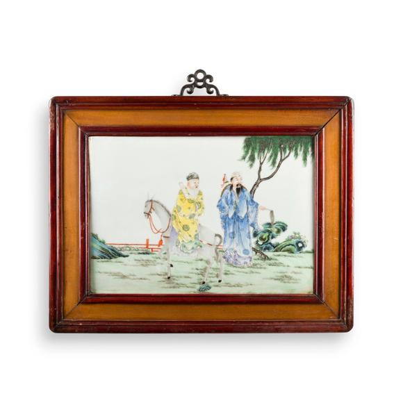 Hargesheimer Kunstauktionen DüsseldorfEINE FAMILLE-ROSE-PORZELLANPLAKETTE MIT FIGURENDARSTELLUNG