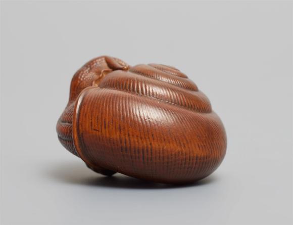 Kunsthaus Lempertz KGA large wood netsuke of a large snail by Naitō Toyomasa (1773-1856), dated by inscription 1840
