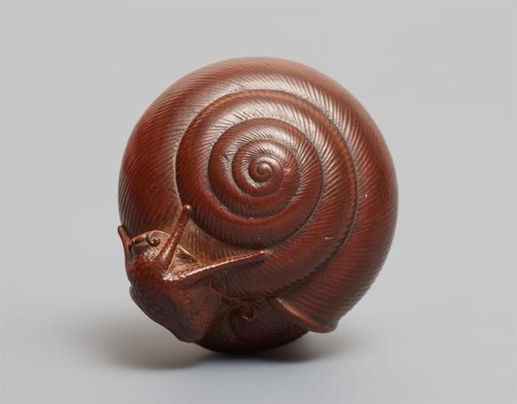 Kunsthaus Lempertz KGA large wood netsuke of a large snail by Naitō Toyomasa (1773-1856), dated by inscription 1840