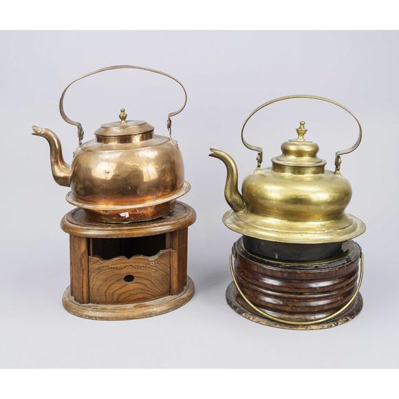 Historia Auktionshaus2 large teapots on a wooden tea war
