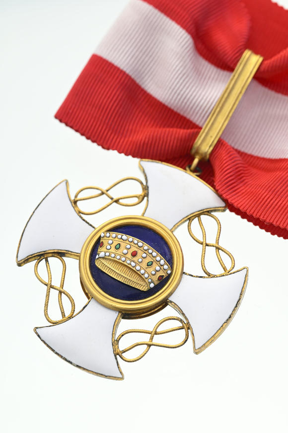 Piguet - H?tel des VentesRoyaume d'Italie, Ordre de la Couronne, fondé en 1868, croix de Commandeur en vermeil et émail