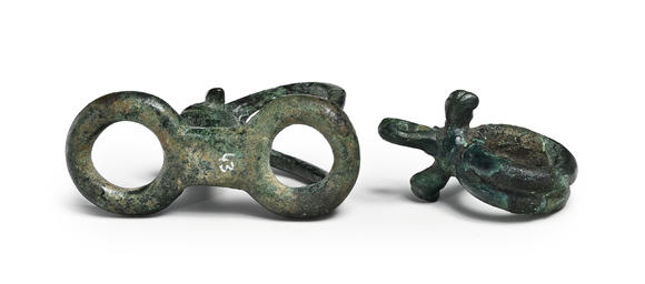 Piguet - H?tel des Ventes2 anneaux de harnais en bronze à décor de protomé d'animaux, Luristan, 1000 - 750 av. J.-C., h. 5,3 et 3,6 cm