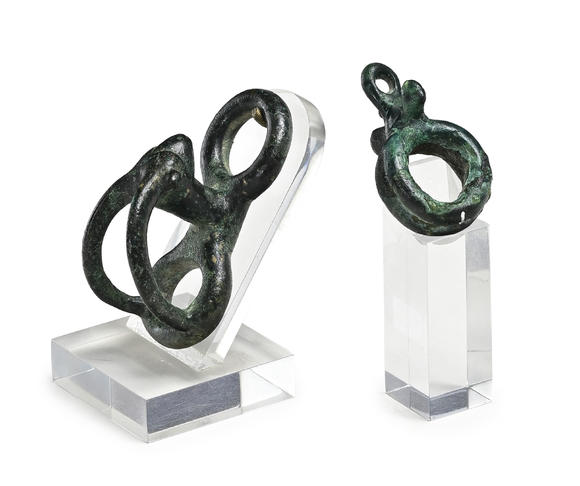 Piguet - H?tel des Ventes2 anneaux de harnais en bronze à décor de protomé d'animaux, Luristan, 1000 - 750 av. J.-C., h. 5,3 et 3,6 cm
