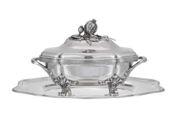 Piguet - H?tel des VentesPuiforcat. Soupière et présentoir en argent, Paris, XXe s., la prise en forme de grenade