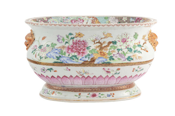 Piguet - H?tel des VentesJardinière ou vasque en porcelaine famille rose, Chine, dynastie Qing, décor de fleurs, l. 40,5 cm A famille rose porcelain plant holder or basin, China, Qing dynasty, 40.5 cm long, 21 cm high (small restorations) 