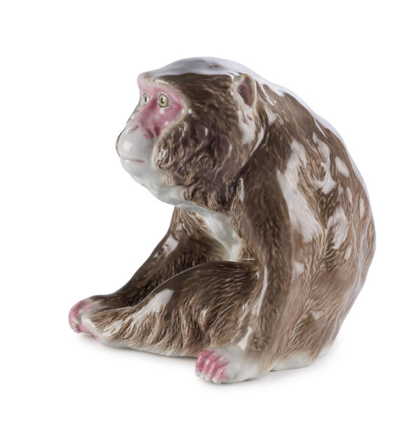 Piguet - H?tel des VentesSinge assis, sculpture en porcelaine, Japon, moderne, h. 14,5 cm A porcelain figure of a seated monkey, Japan, modern, JAPAN mark under the base, 14.5 cm high