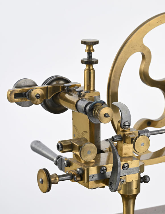 Piguet - H?tel des VentesTour d'horloger en laiton et acier, fabrication allemande pour la marché francophone, 1ère moitié XXe s.