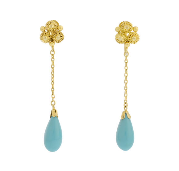 Piguet - H?tel des VentesPaire de pendants d'oreilles or 585 granulé et filigrané retenant des gouttes de turquoise