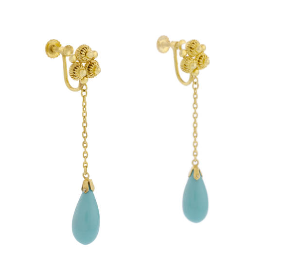 Piguet - H?tel des VentesPaire de pendants d'oreilles or 585 granulé et filigrané retenant des gouttes de turquoise