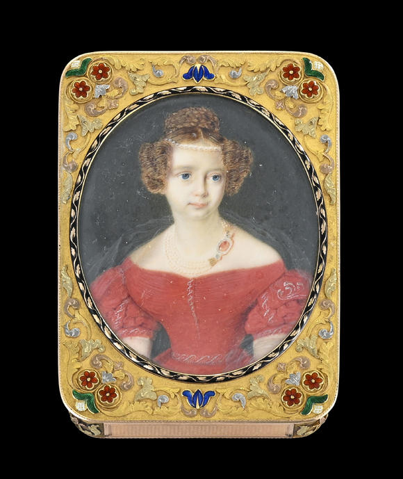 Piguet - H?tel des VentesTabatière 3 ors et émail avec un portrait en miniature, Hanau XIXe s., la miniature d'une princesse en robe rouge circa 1840Tricolour gold and enamel snuff box, probably Hanau, 19th century