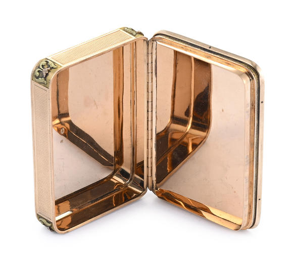Piguet - H?tel des VentesTabatière 3 ors et émail avec un portrait en miniature, Hanau XIXe s., la miniature d'une princesse en robe rouge circa 1840Tricolour gold and enamel snuff box, probably Hanau, 19th century