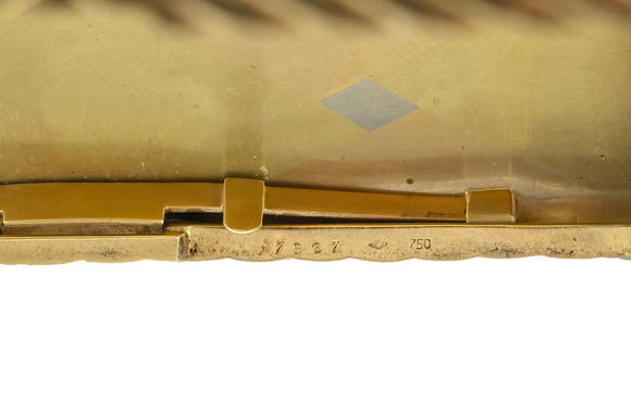 Piguet - H?tel des VentesEtui à cigarettes 3 ors 750 en mokume-gane de vannerie, XXe s., numéro de série 7527, poin?on d'orfèvre Charles HollTri-colour 18k gold cigarette case, 20th century, decorated with a mokume-gane basket-weave design by Charles Holl