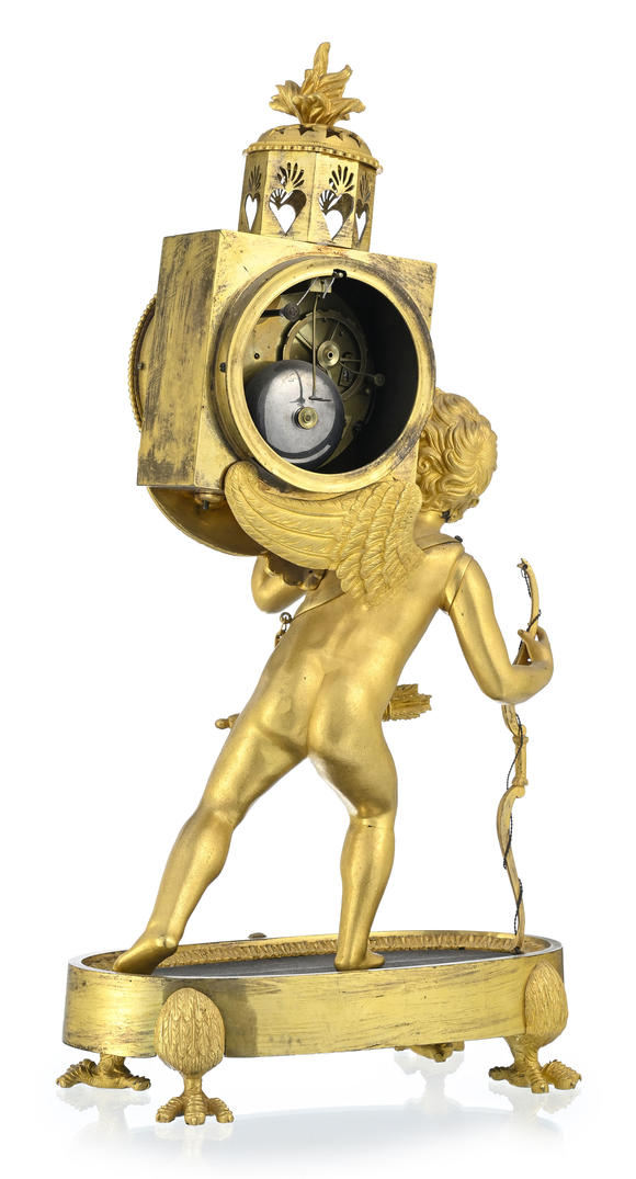 Piguet - H?tel des VentesPendule dite à lanterne magique d'époque Restauration, en bronze doré et finement ciselé, 47x25x14 cm