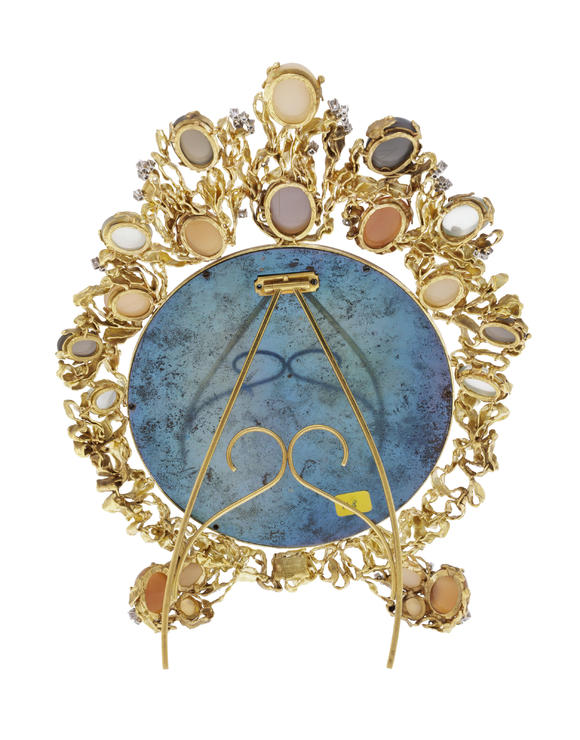 Piguet - H?tel des VentesCadre photo composé d'un collier et d'une paire de clips d'oreilles Gilbert Albert en or 750 serti de pierres de lune et diamants