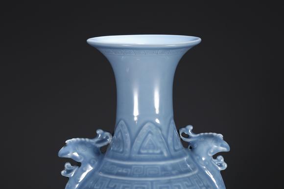千美會(huì)天藍(lán)釉雙耳瓶