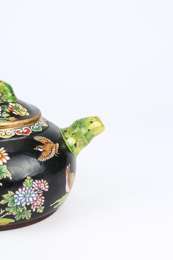 千美會(huì)紫砂胎畫(huà)琺瑯安居樂(lè)業(yè)紋竹節(jié)形執(zhí)壺
