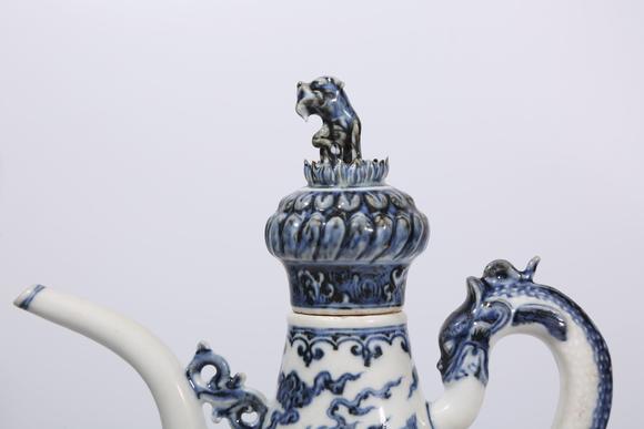 千美會(huì)青花雲(yún)龍紋龍柄獅鈕執(zhí)壺