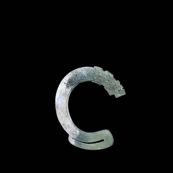 KARSON AUCTIONWarring States Period Jade huang with dragon patterns