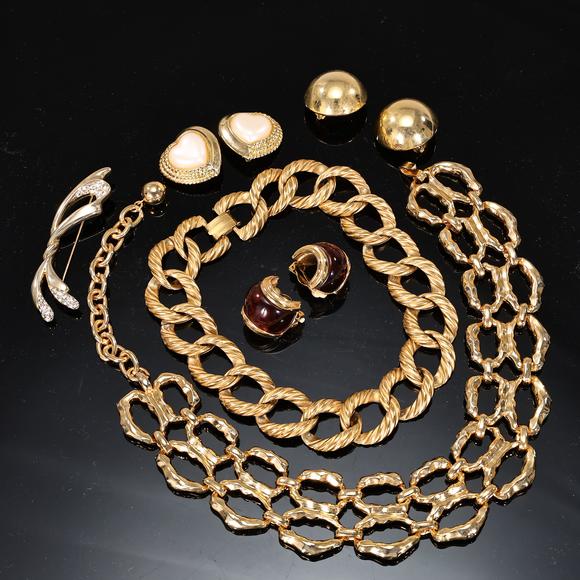 Karl s Collections IncGroup Of Vintage 80s Gold Tone Jewelry