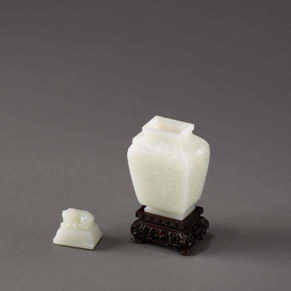 大阪美術(shù)商會(huì)清 白玉獸鈕小方瓶