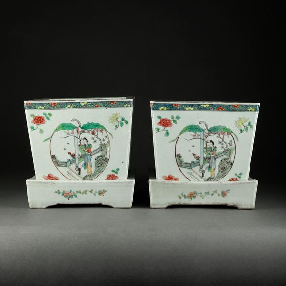 大阪美術(shù)商會清 粉彩開窗人物故事紋花盆1對