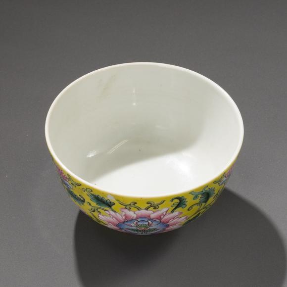 大阪美術(shù)商會清道光 粉彩黃地纏枝花卉紋碗