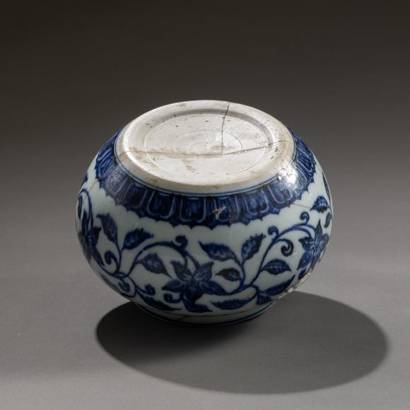 大阪美術(shù)商會(huì)明 染付花卉紋壺