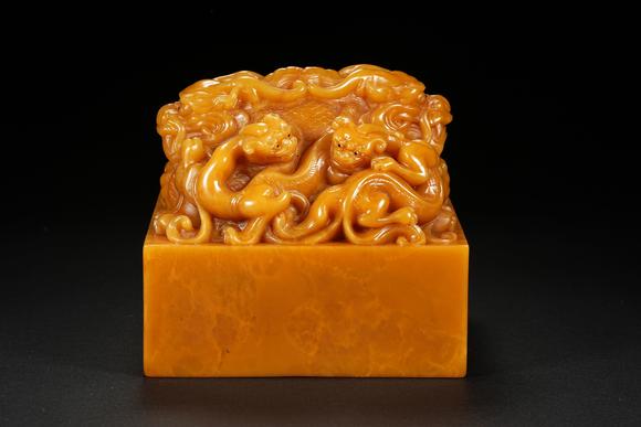 HUNG YUN ZHAI AUCTION HOUSE INCQianlong Period Imperial Household Department Tianhuang Stone Seal with Intertwined Dragon Finial
