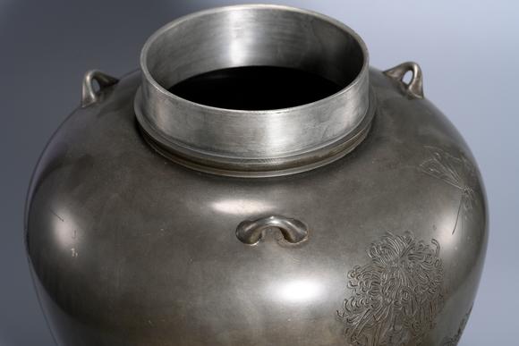 HUNG YUN ZHAI AUCTION HOUSE INCTin-Bodied Engraved Four-Loop Tea Caddy with Chrysanthemum and Butterfly Motifs