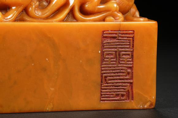 HUNG YUN ZHAI AUCTION HOUSE INCQianlong Period Imperial Household Department Tianhuang Stone Seal with Intertwined Dragon Finial
