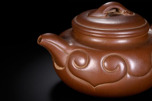 HUNG YUN ZHAI AUCTION HOUSE INCGu Jingzhou-marked Ruyi Yixing Zisha Teapot