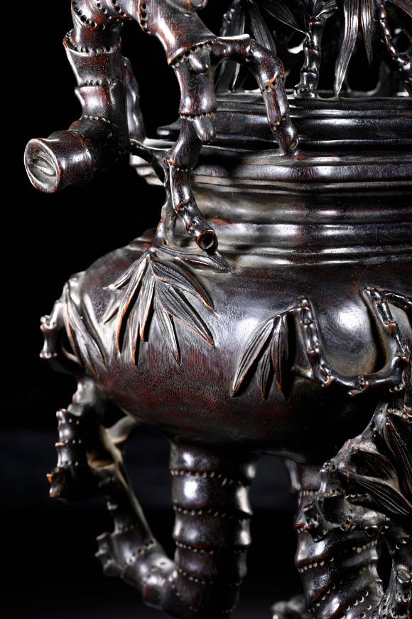 HUNG YUN ZHAI AUCTION HOUSE INCSmall-Leaf Red Sandalwood Carved Bamboo-Joint Pattern Three-Legged Incense Burner