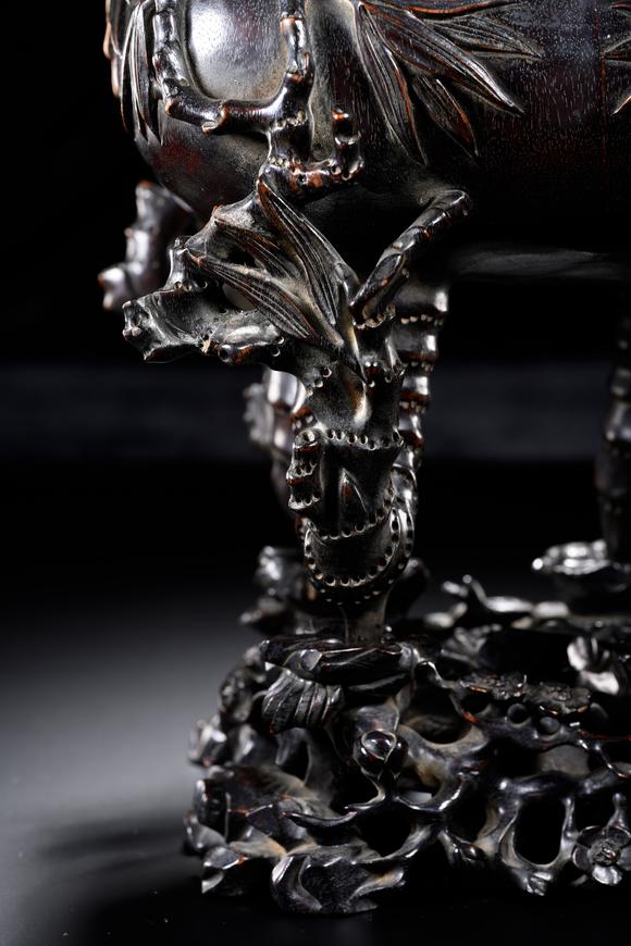 HUNG YUN ZHAI AUCTION HOUSE INCSmall-Leaf Red Sandalwood Carved Bamboo-Joint Pattern Three-Legged Incense Burner