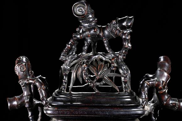 HUNG YUN ZHAI AUCTION HOUSE INCSmall-Leaf Red Sandalwood Carved Bamboo-Joint Pattern Three-Legged Incense Burner