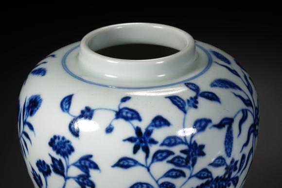 HUNG YUN ZHAI AUCTION HOUSE INCXuande Period Underglaze Blue Covered Jar with Floral Motifs