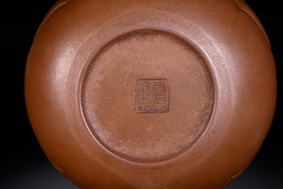 HUNG YUN ZHAI AUCTION HOUSE INCGu Jingzhou-marked Ruyi Yixing Zisha Teapot