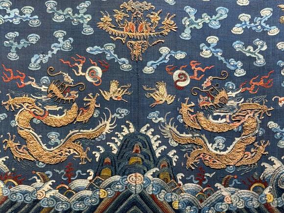 億品兆富株式會(huì)社（AALPZF）清中期 精品盤(pán)金繡袍料龍紋