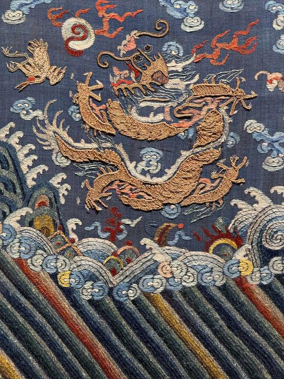億品兆富株式會(huì)社（AALPZF）清中期 精品盤(pán)金繡袍料龍紋