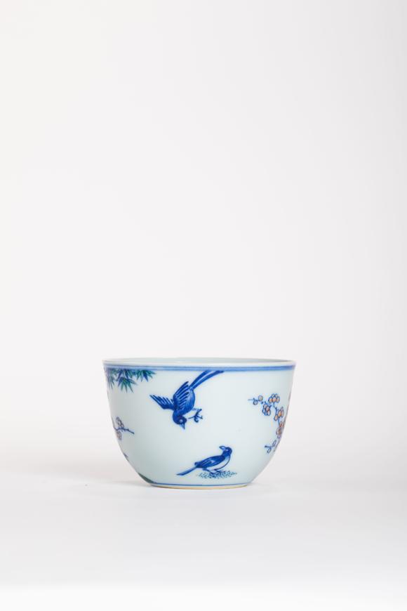 中鴻信清康熙 斗彩喜鵲登梅圖杯