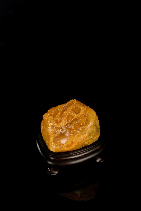 中鴻信佚名/現(xiàn)代?田黃雕《雙龍戲珠》擺件