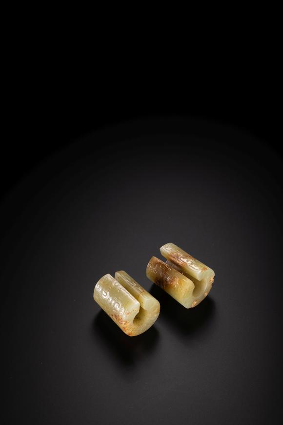 中鴻信明 黃玉龍首紋立體玦成對(duì)
