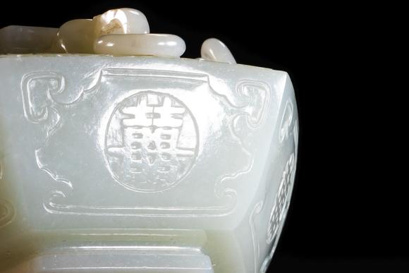 中鴻信清乾隆 白玉六角形活環(huán)蓋奩