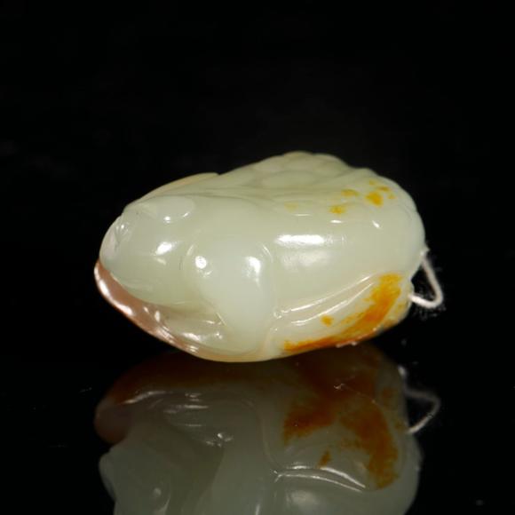 藝是拍賣(mài)清·白玉帶皮金蟾把件