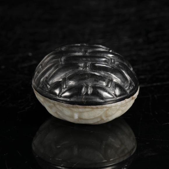 藝是拍賣清·黑白玉巧雕蓮紋蓋盒