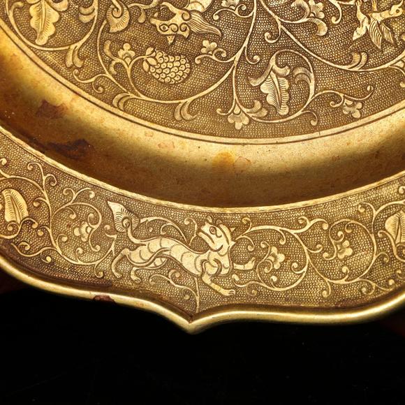 藝是拍賣(mài)銅鎏金鏨花酒具一套（執(zhí)壺+杯盞+托盤(pán))