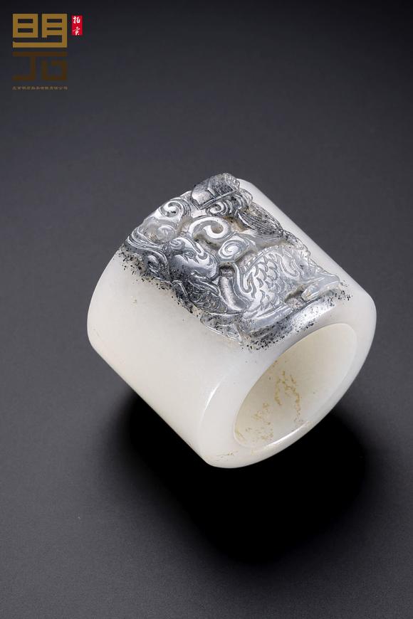 北京明石拍賣(mài)有限公司清中期 黑白玉巧雕麒麟負(fù)書(shū)紋扳指