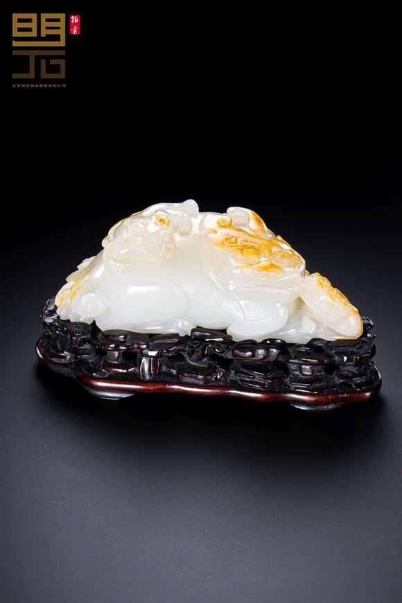 北京明石拍賣(mài)有限公司清 白玉留皮巧雕子母獸擺件