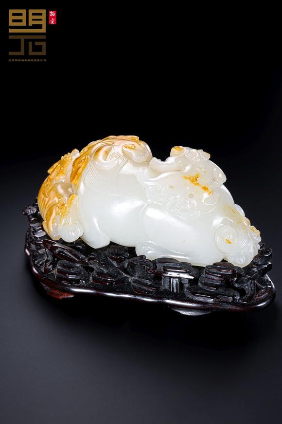 北京明石拍賣(mài)有限公司清 白玉留皮巧雕子母獸擺件