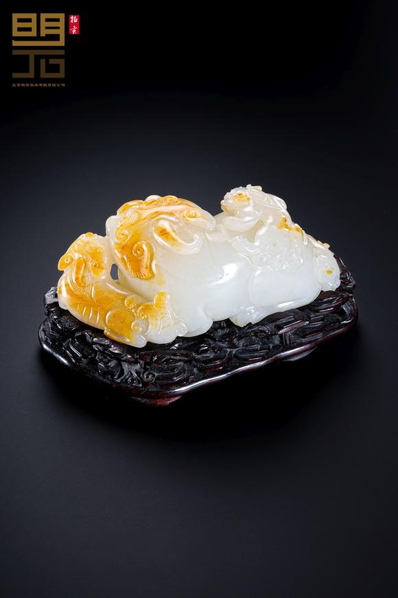 北京明石拍賣(mài)有限公司清 白玉留皮巧雕子母獸擺件