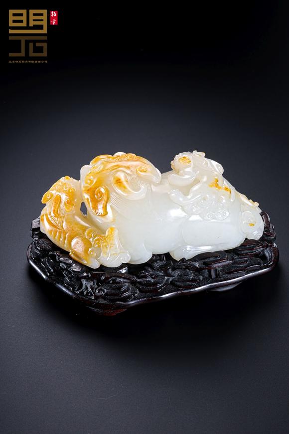 北京明石拍賣(mài)有限公司清 白玉留皮巧雕子母獸擺件